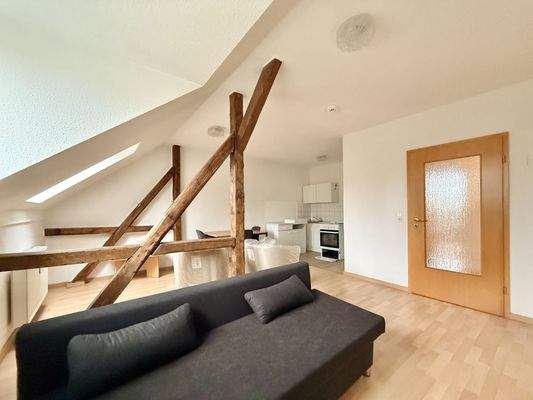 Wohnzimmer mit offener Küche