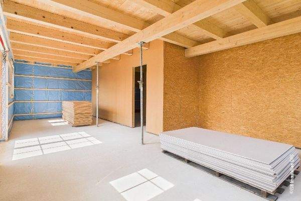 Wohn- und Essbereich mit offenen Balken