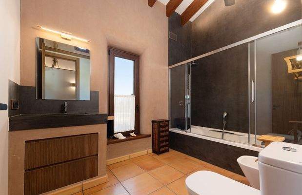 Separates individuelles Badezimmer mit Badewanne