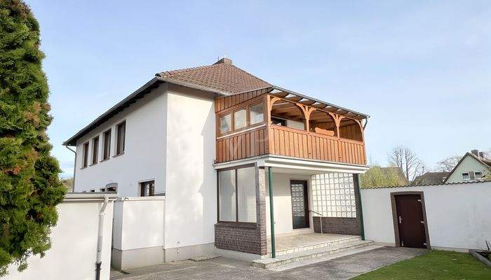 Terrasse mit begrüntem Innnenhof und Balkon