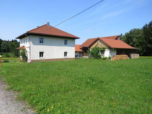 sehr ruhige Vierseithofstelle   