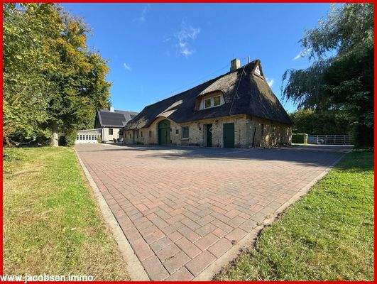 Reetdachhaus aus West mit Einliegerwohnung im Vordergrund