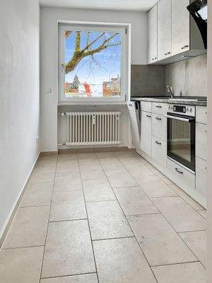 Helle Küche mit praktischer Einbauküche