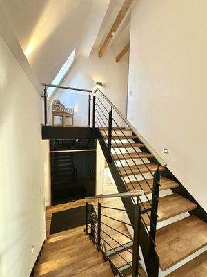 Offen gestaltete Holztreppe