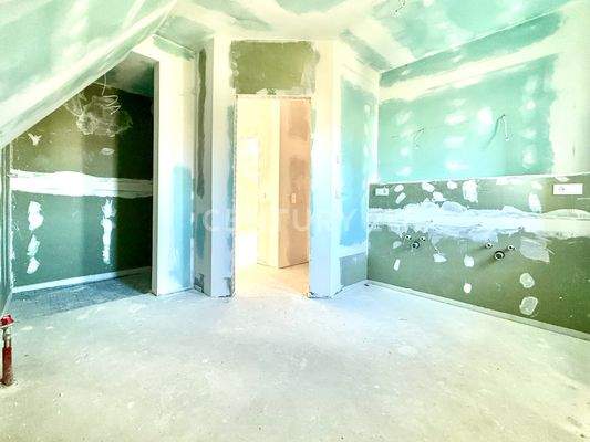 Hauptbad mit Tageslicht, Wanne, Dusche und 2 Waschbecken