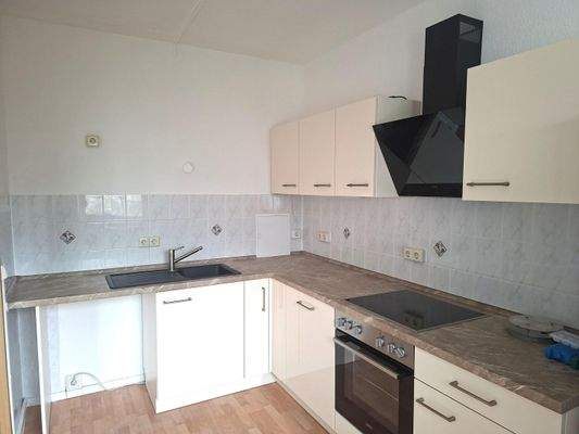 Küche mit Einbauküche und Platz für Waschmaschine