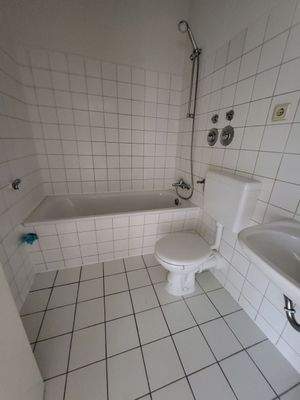 Helles Badezimmer mit Wanne