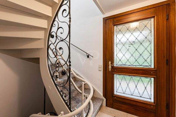 Hauseingang mit Treppe ins OG und ins UG