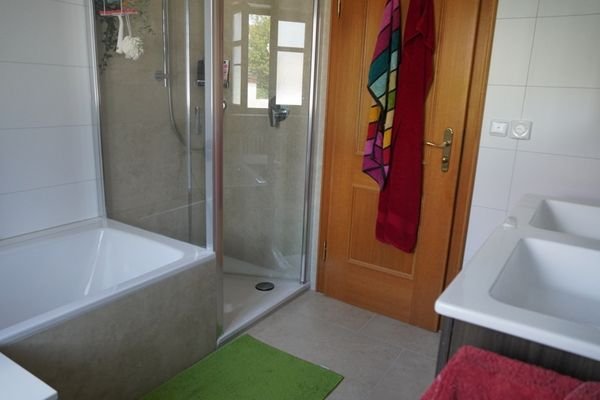 Badezimmer mit Wanne und Dusche.JPG