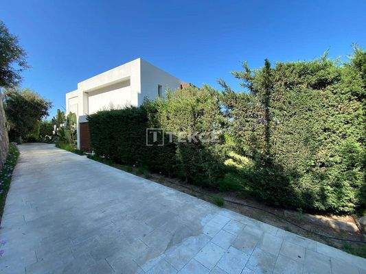 Detached Villa with Private Pool Near Yalıkavak Marina