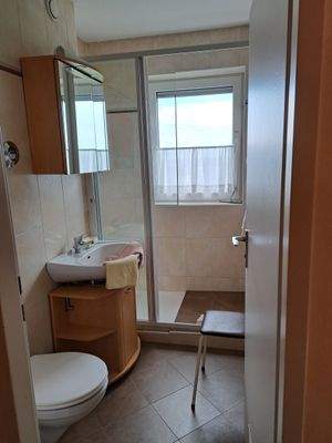 Bad mit Dusche und WC