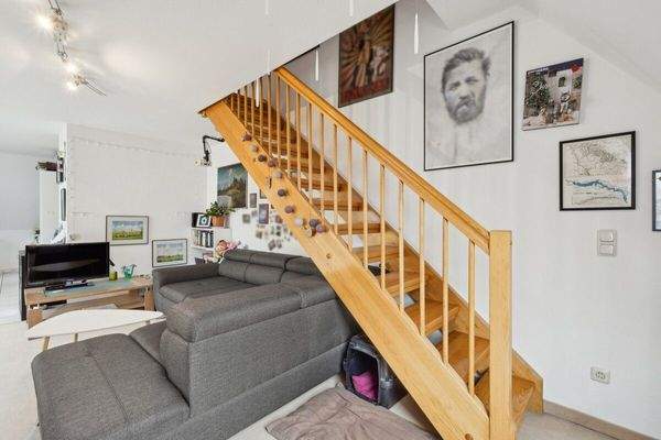 Wohnzimmer mit Treppe zu OG