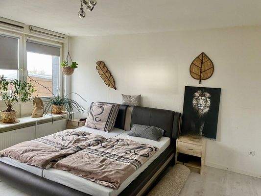 Ein großes Schlafzimmer im Obergeschoss