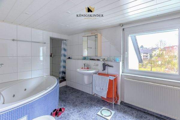 DG 2: Badezimmer mit Badewanne und Dusche