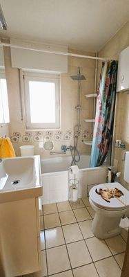 Badezimmer mit Badewanne.jpg