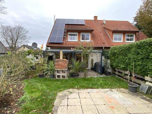 Blick vom Garten auf die überdachte Terrasse