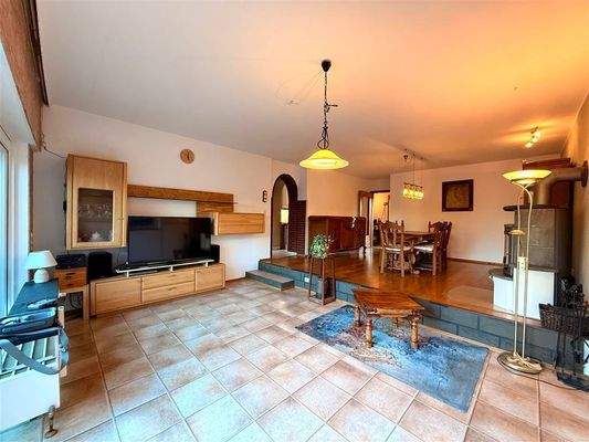 Wohnzimmer mit Essbereich und Kamin EG