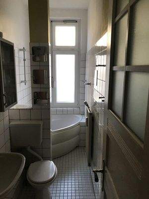 Badezimmer mit Eck-Badewanne