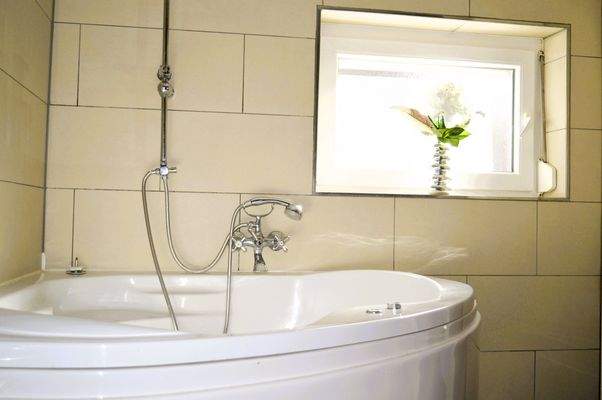 Eckbadewanne im OG