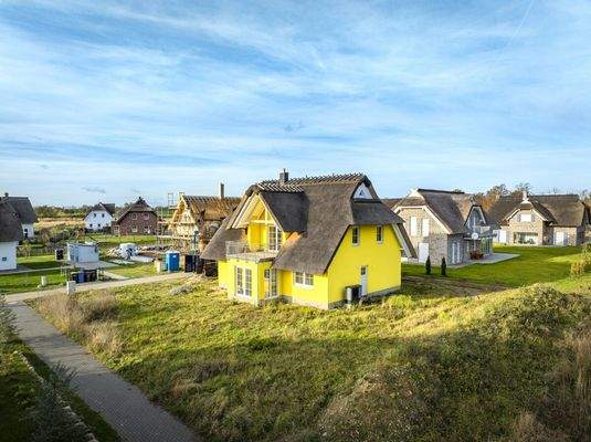 Strahlend gelbes Traumhaus mit Wasserblick 