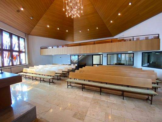 Kirchensaal Blick Empore Bild 2.JPG
