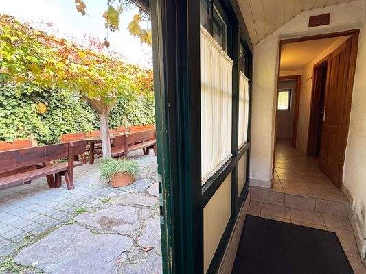 Gang zu Toiletten und Garten