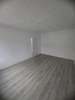 Leerer Raum mit Holzboden