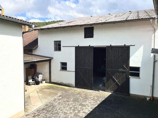 ehemalige Scheune mit Stallung und Schiebetor (Durchfahrtshöhe- und Breite ca. 3,90m)