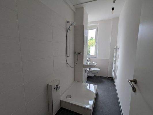 Badezimmer (Duschtrennwand wird nachgerüstet)