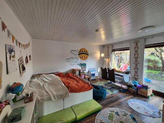 Kinderzimmer mit Terrassenausgang