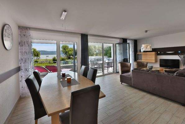 Großzügiger Essplatz mit Couch.jpg