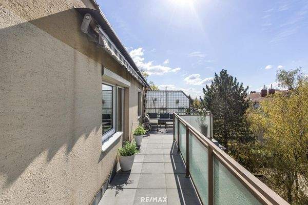 rückwertige Terrasse zum Garten