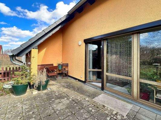 Terrasse mit Zugang ins Wohnzimmer