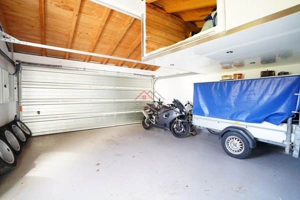 große Doppelgarage mit Rolltor