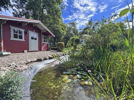 Gartenhaus mit Teich