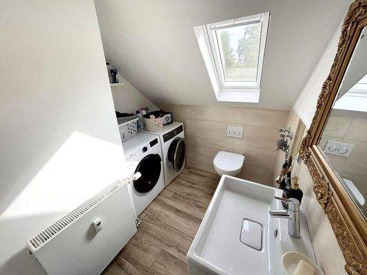 Gäste-WC mit Waschmaschinenanschluss