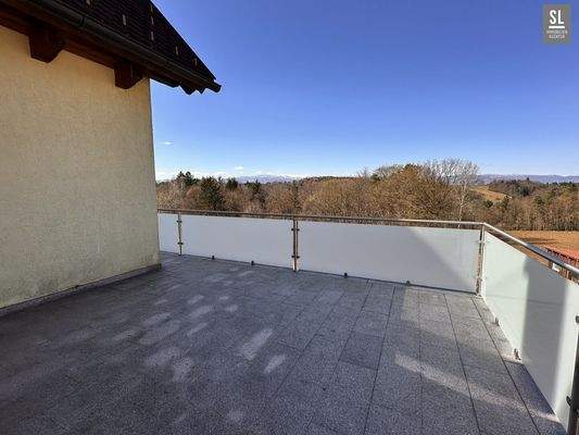 Zweite Hälfte der Westterrasse vor dem Gästezimmer