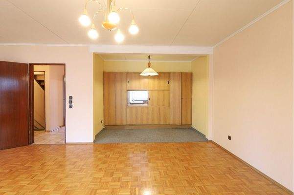 Essbereich mit Durchreiche zur Küche