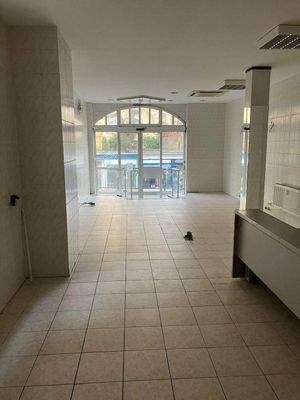 Verkaufsraum mit Klimaanlage, Blick zum Eingang