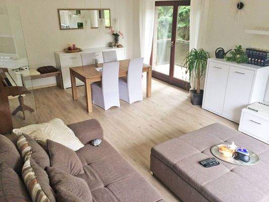 helles Wohnzimmer mit Balkon