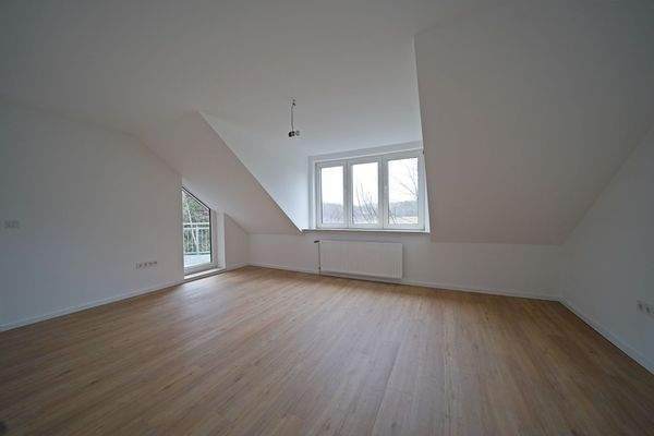 großes Wohnzimmer der linken Oberwohnung