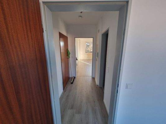 Moderner Flur mit Holzdetails