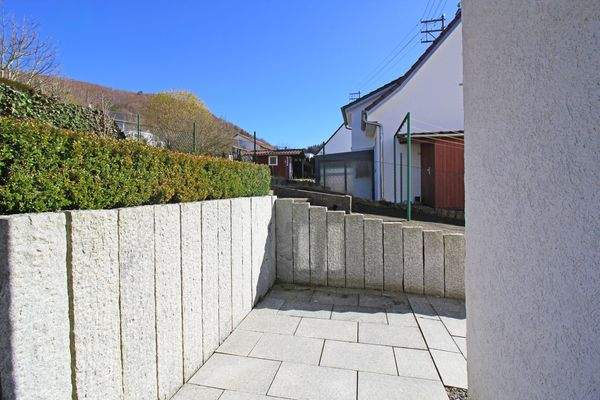 Außenbereich mit Granitplatten und Granitstelen