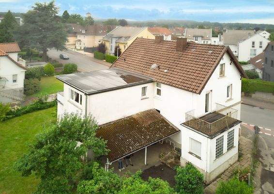 Die Immobilie von oben mit Sicht in den Garten