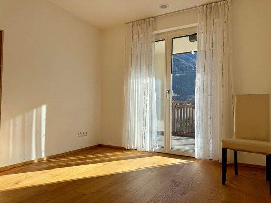 DE | Neuwertige 4-Zimmer-Maisonette in Rabland! 165 m² Garten, 2 Terrassen, Balkon, vollmöbliert, 3 Parkplätze – jetzt besichtigen! IT | Duplex 4 locali come nuovo a Rablà! Giardino 165 m², 2 terrazze, balcone, arredato, 3 posti auto – visita ora! EN | Li