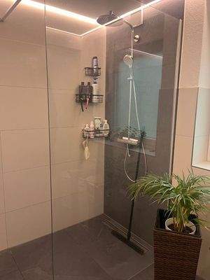 Dusche im Bad