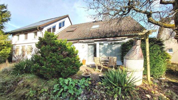 Rückseite vom Haus mit sonniger Terrasse