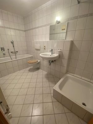 BAD mit Wanne + Dusche.JPG