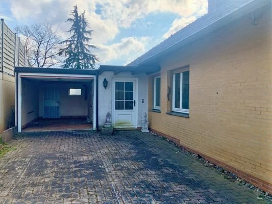 3048045d Garage und Hauseingang
