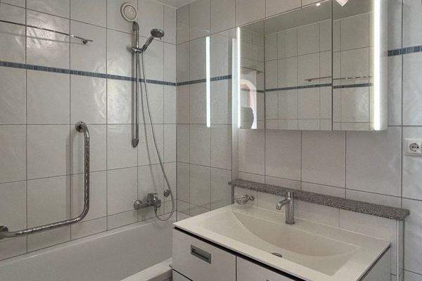 Bad mit Wanne und WM-Anschluss